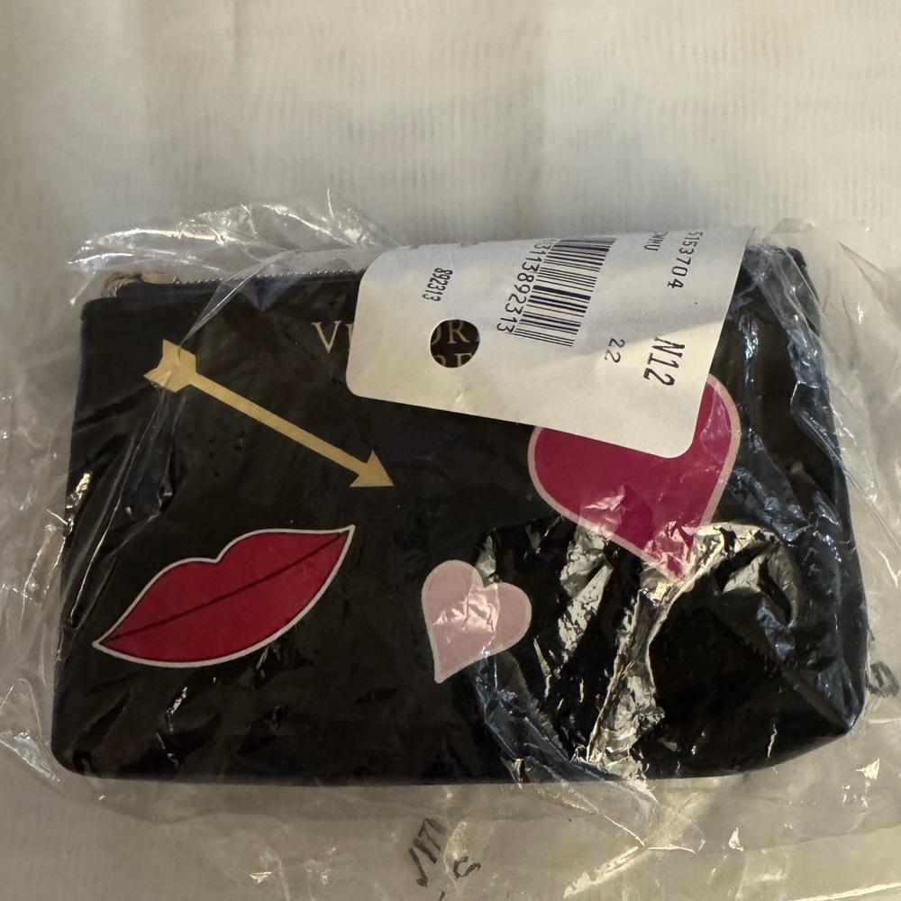Victoria's Secret I heart kisses MINI coinpurse/bag-charm -NWOT comes in plastic - Picture 3 of 3